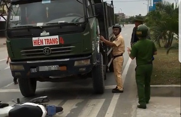 Tai xe xe tai chong lenh CSGT, chen ngang moto cong vu hinh anh