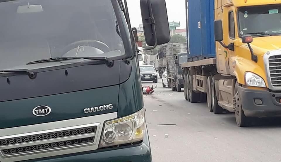 Nguoi phu nu tu vong sau tai nan lien hoan tren quoc lo hinh anh