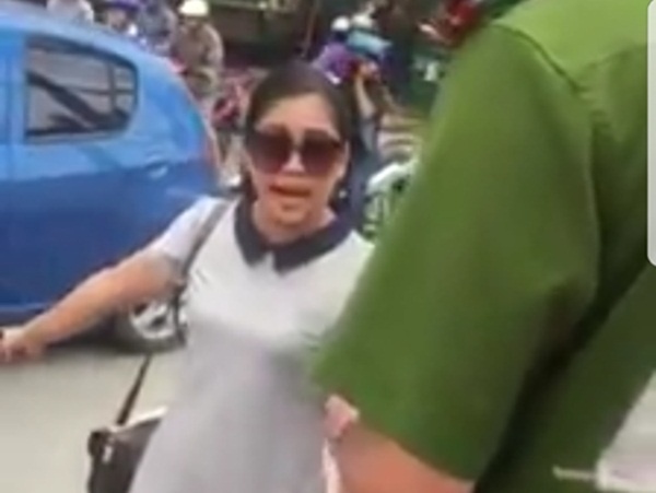 Xem xet ky luat nu can bo noi 'mang nguoi khong quan trong' hinh anh