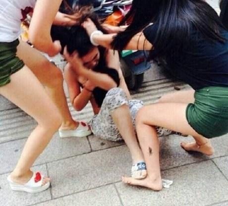 Hai nguoi lot quan ao, danh dap 'tinh dich' bi tam giu hinh anh