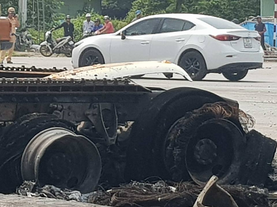 Hai container dam nhau phat no anh 1