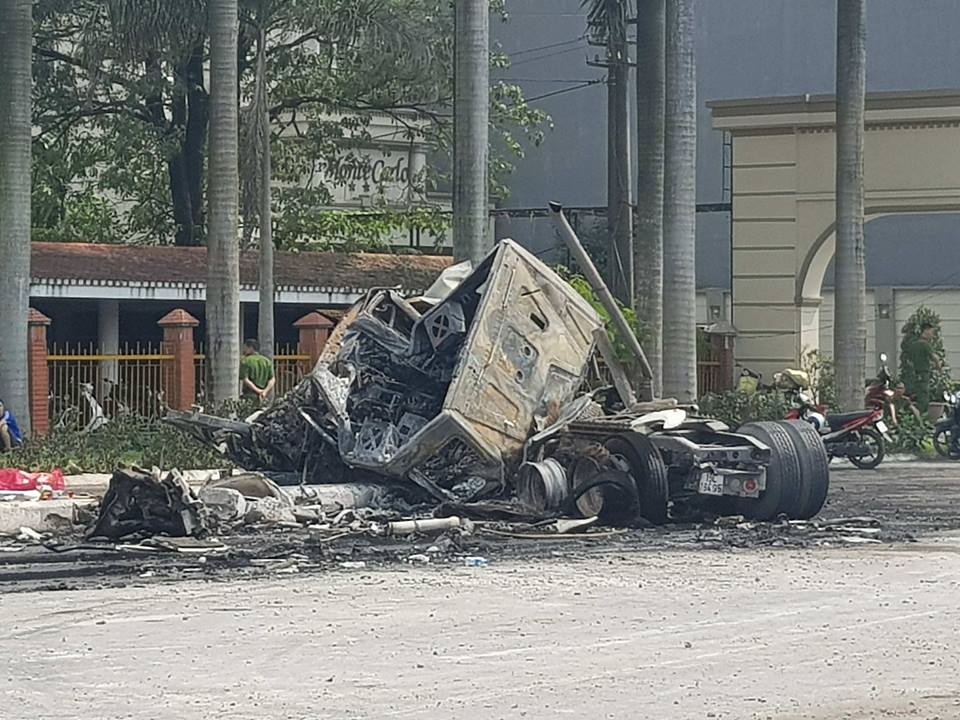 Hai container dam nhau phat no anh 2