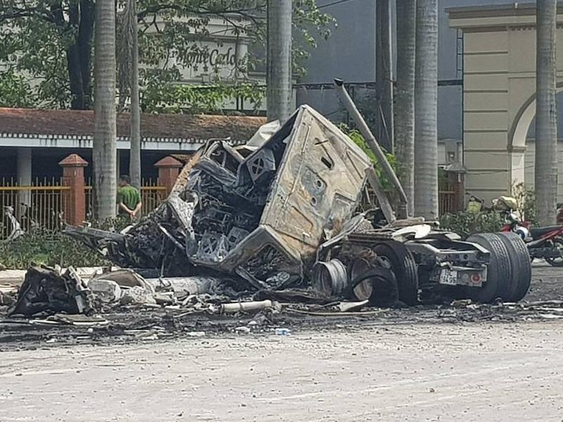 Hai xe container dam nhau no tung trong dem, 2 vo chong tu vong hinh anh