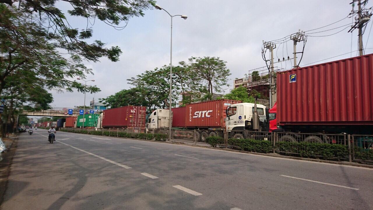 Hai container dam nhau phat no anh 3