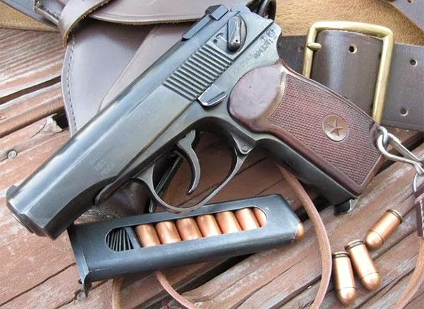 Ga trai di oto mang theo sung cung 8 vien dan de phong than hinh anh