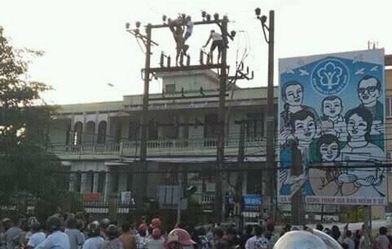 Giai cuu nguoi dan ong treo len tram bien ap tu tu hinh anh