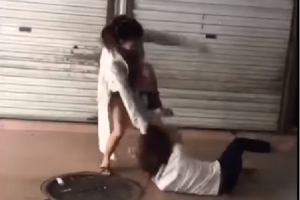 Nu 9X gay han voi vo cu cua nguoi tinh hinh anh