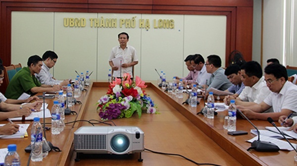 Tau du lich chat luong kem anh 1