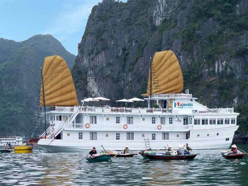 Tau du lich Cat Ba khong the sang Ha Long vi duoi ‘chuan’ hinh anh