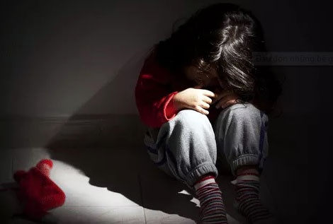 Khoi to mot cuu cong an sau vu be gai 6 tuoi nghi bi hiep dam hinh anh