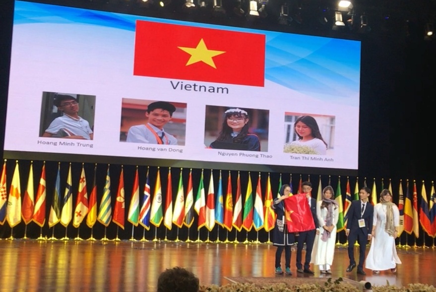 Nữ sinh nhận thưởng 500 triệu ảnh 2 Nu sinh nhan thuong 500 trieu anh 2