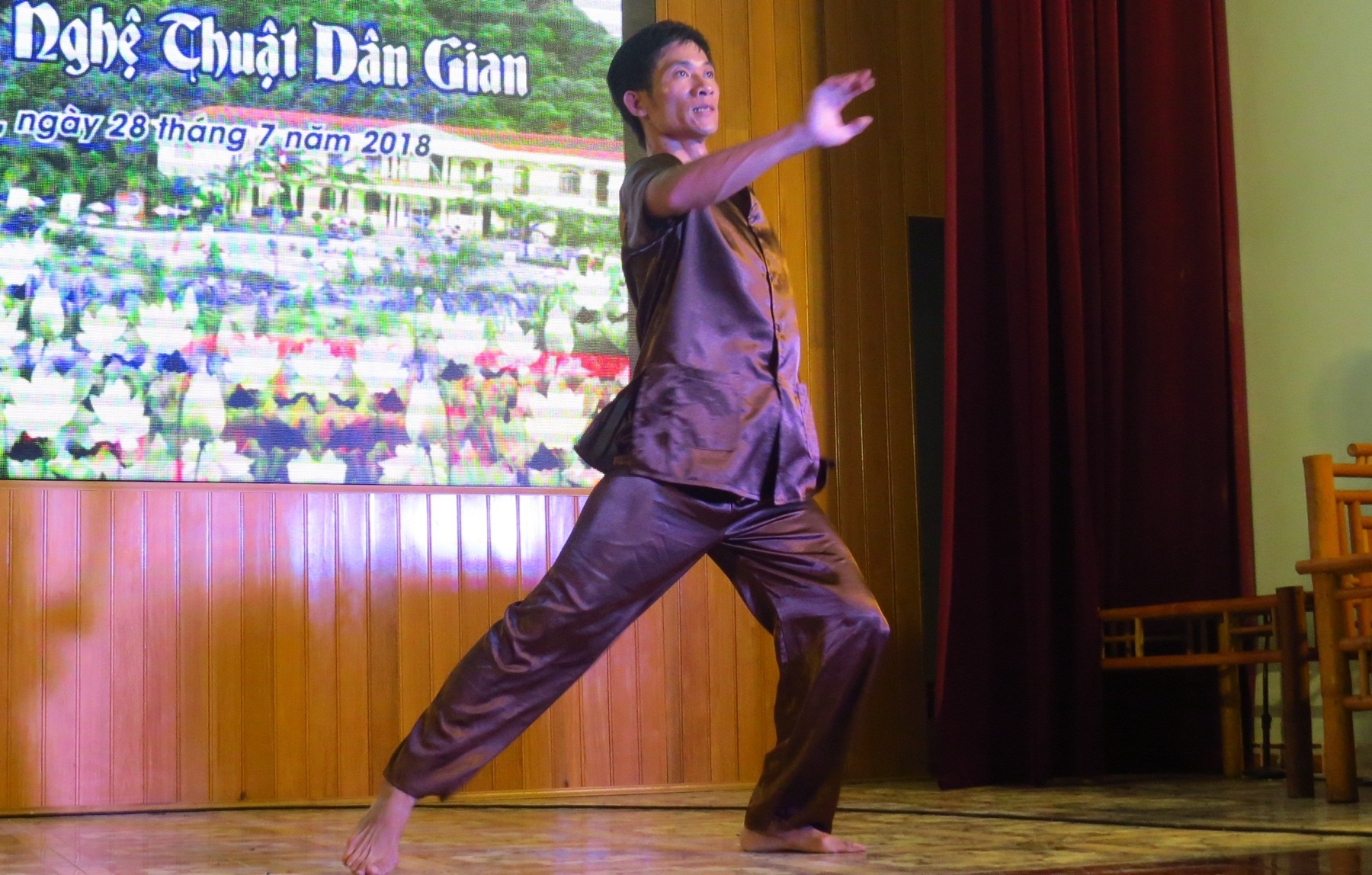 Hoc vien cai nghien bieu dien nhac dan gian hinh anh