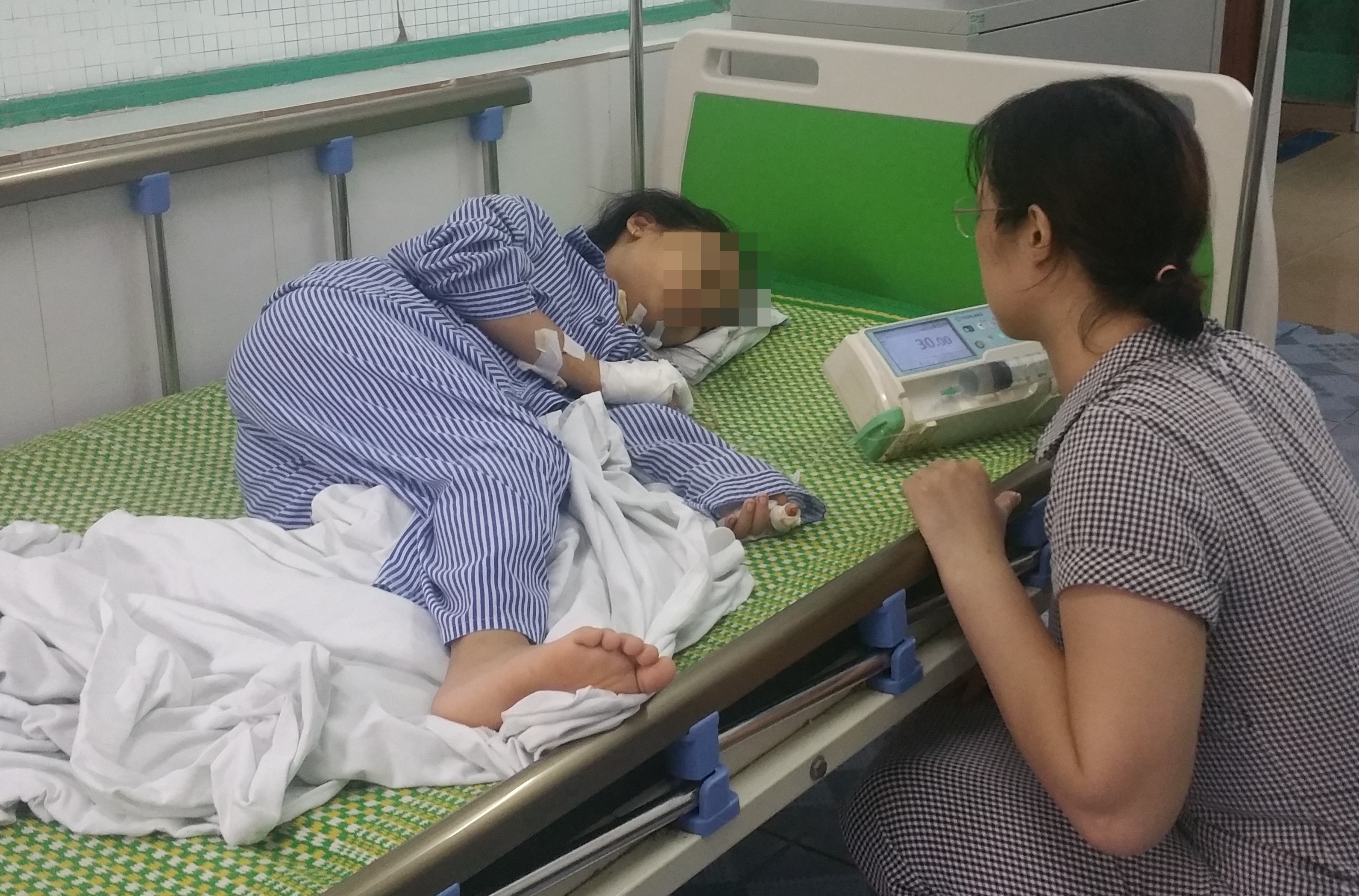 Truy lung nghi can cua co vo va hai chau nho hinh anh