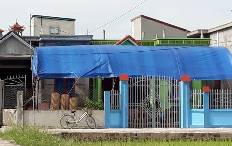 Hai vo chong tu vong trong nha, tay cam chiec am dien hinh anh