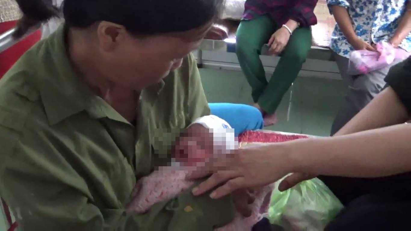 Be trai con nguyen day ron de o ven duong hinh anh