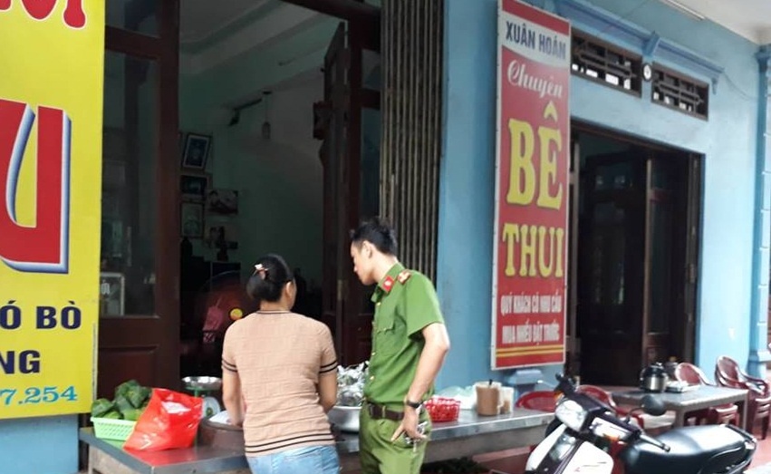 Hai nguoi dan ong bi tat axit bong nang hinh anh