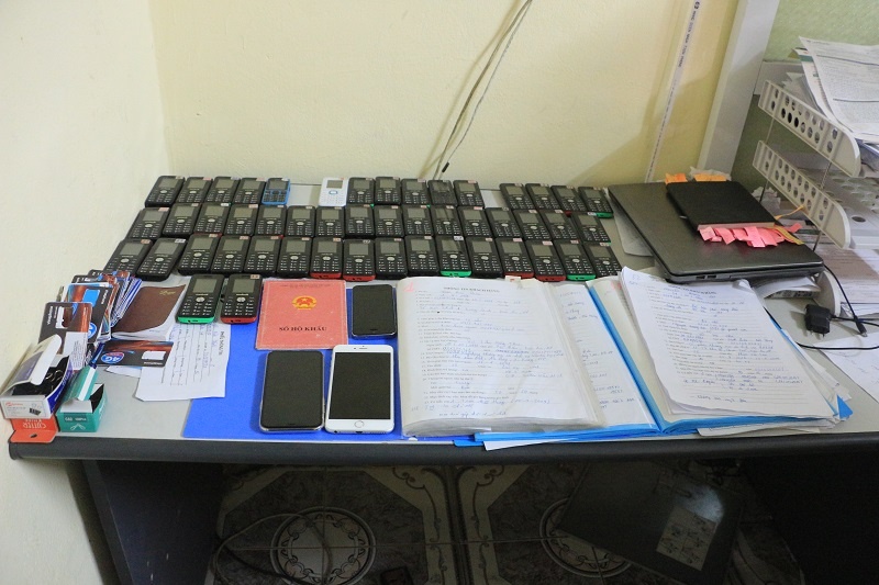 Nu cong tac vien cua mot to bao bi bat hinh anh