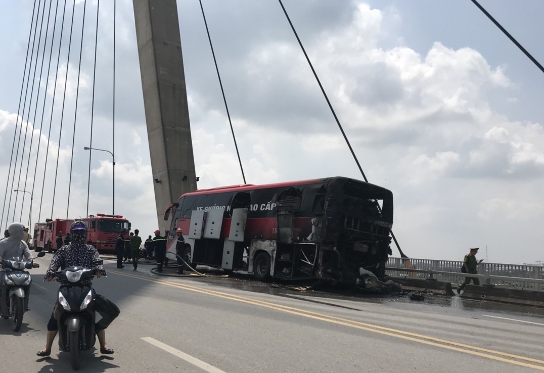 Xe khach giuong nam chay rui tren cau hinh anh