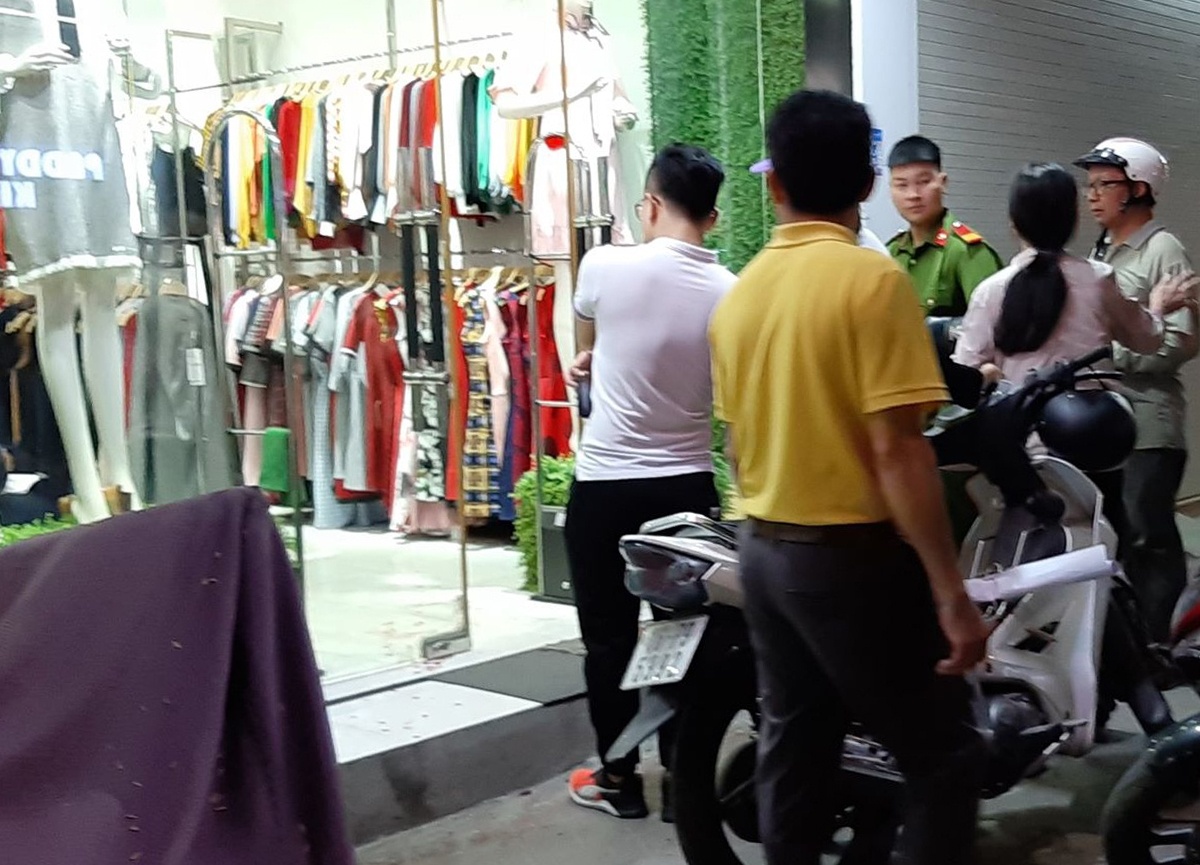 Quan ly cua hang thoi trang bi tan cong tren via he hinh anh