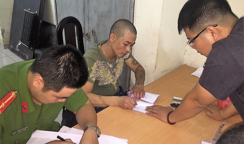 Bat giu ke no sung ban nguoi sau 8 gio gay an hinh anh