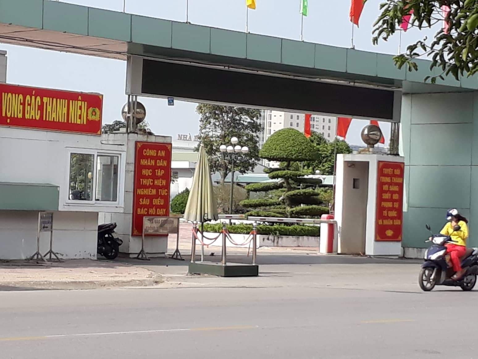 Lanh nan vao tru so cong an tinh, co gai van bi hanh hung hinh anh