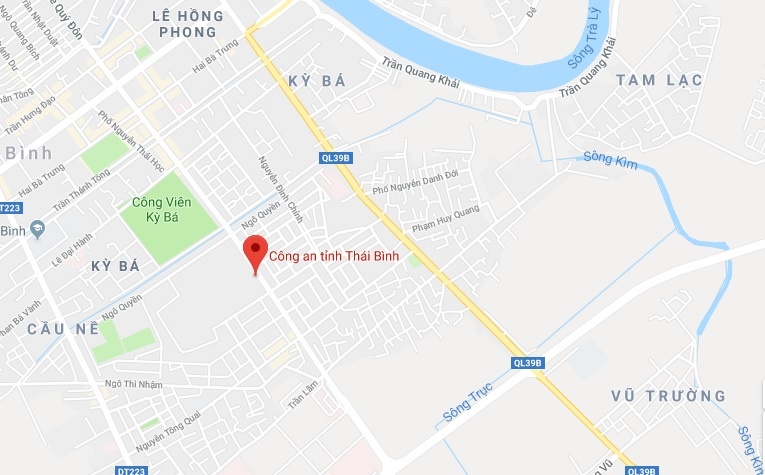 Hanh hung co gai tai tru so cong an anh 3