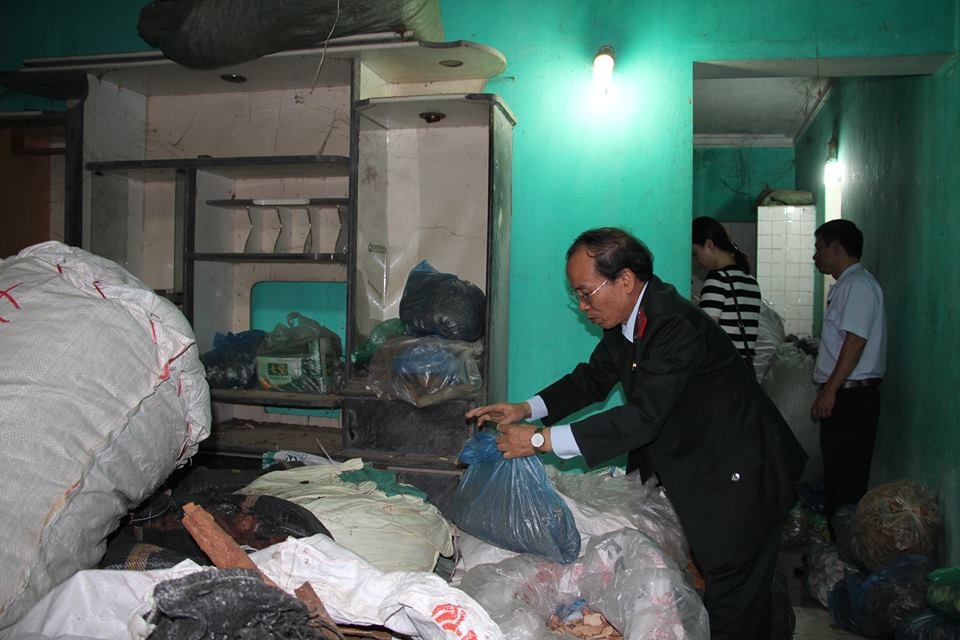 Phat hien 3 kho chua hang tan duoc lieu dong y boc mui hoi hinh anh