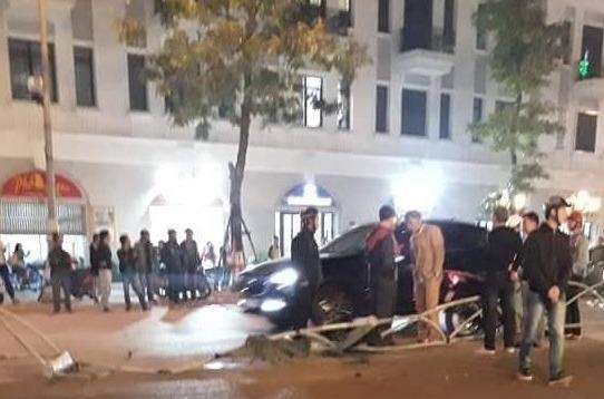 Giam doc doanh nghiep lai oto tong nhieu nguoi trong thuong hinh anh