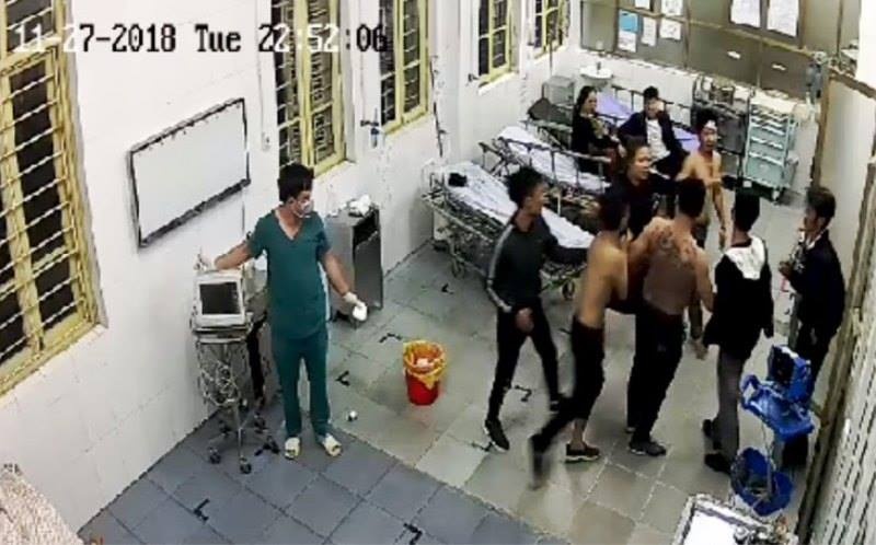Côn đồ vào viện hành hung bệnh nhân ảnh 1 Con do vao vien hanh hung benh nhan anh 1