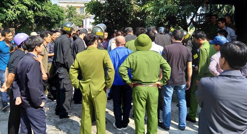 Giai cuu be 3 tuoi bi ke nghi ngao da khong che trong nha tam hinh anh