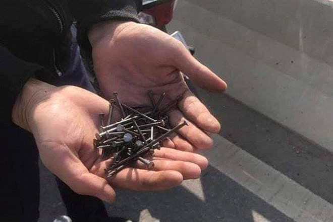 Rải đinh trên cầu Tân Vũ ảnh 2 Rai dinh tren cau Tan Vu anh 2