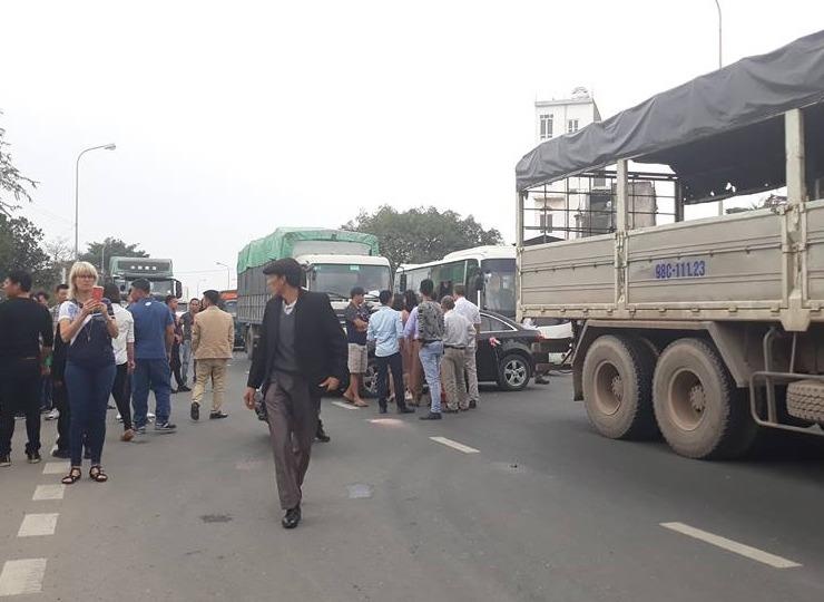 Tai xe phan doi tram thu phi cau Pha Lai, quoc lo 18 un tac keo dai hinh anh