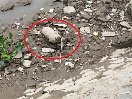 Bao ve hien truong noi xuat hien vat the la nghi la bom hinh anh