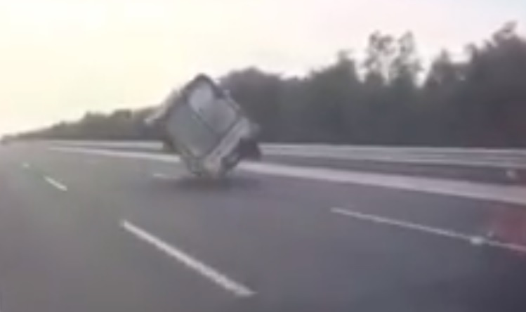 Xe tai no lop, 'danh vong' roi lat nghieng tren cao toc hinh anh