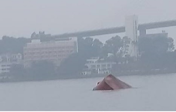 Thuyen truong tu nan vi tau gay doi va chim o Bai Chay hinh anh