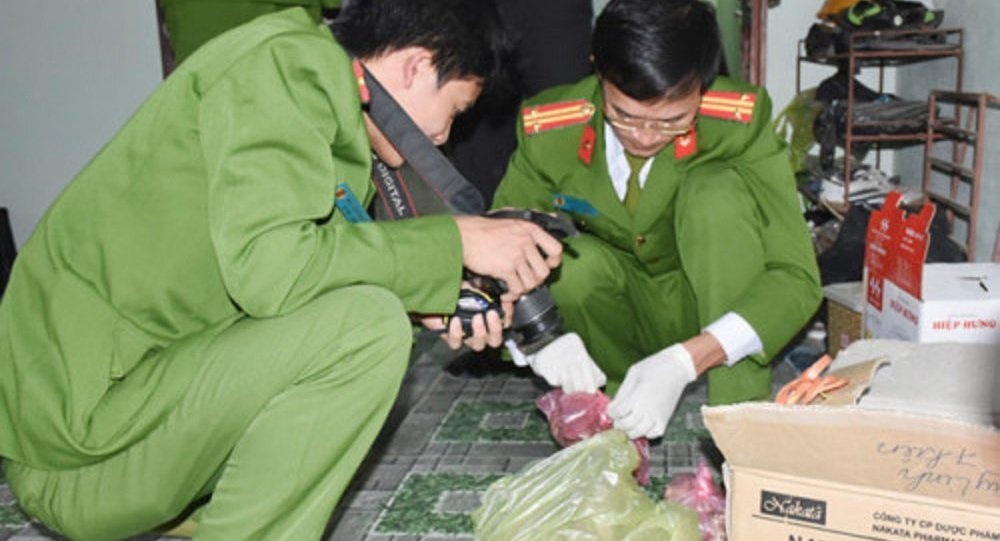 Cong an thong tin vu nguoi dan ong tu vong khi dang bi kham nha hinh anh