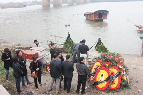 Nu nghi pham giet chong roi phi tang xac hinh anh