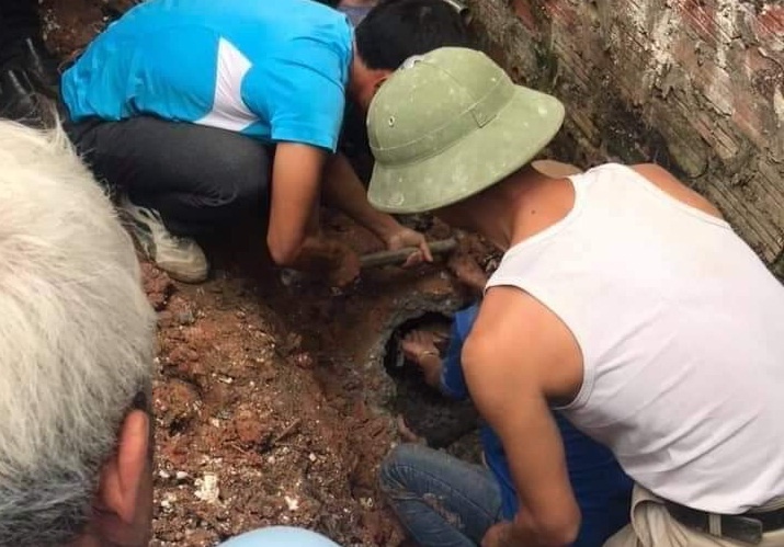 Cuu 9X nam trong cong thoat nuoc gan mot ngay hinh anh