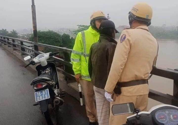 Canh sat giai cuu thai phu nhay cau tu tu hinh anh