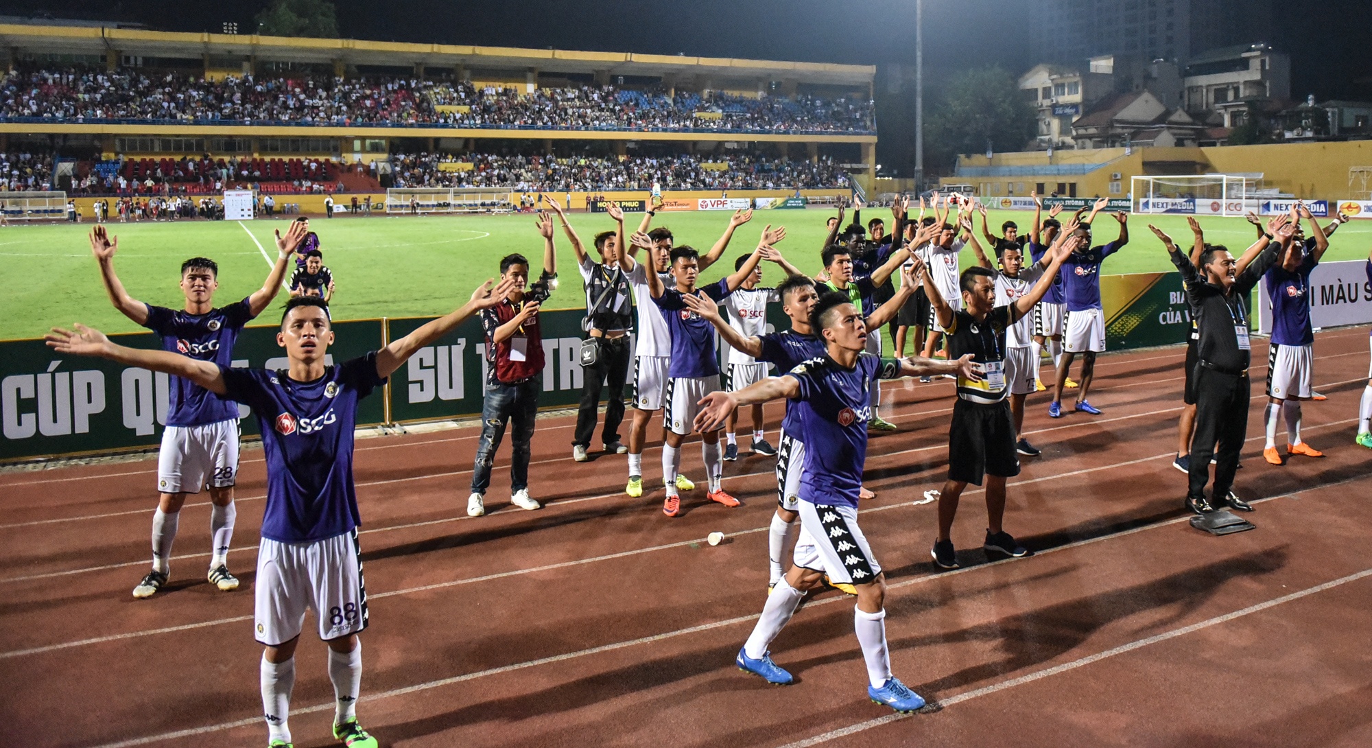 Quang Hai bat tay khan giai sau chien thang anh 1