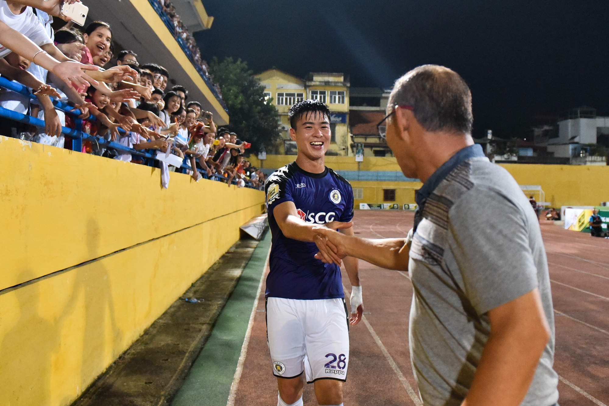 Quang Hai bat tay khan giai sau chien thang anh 6