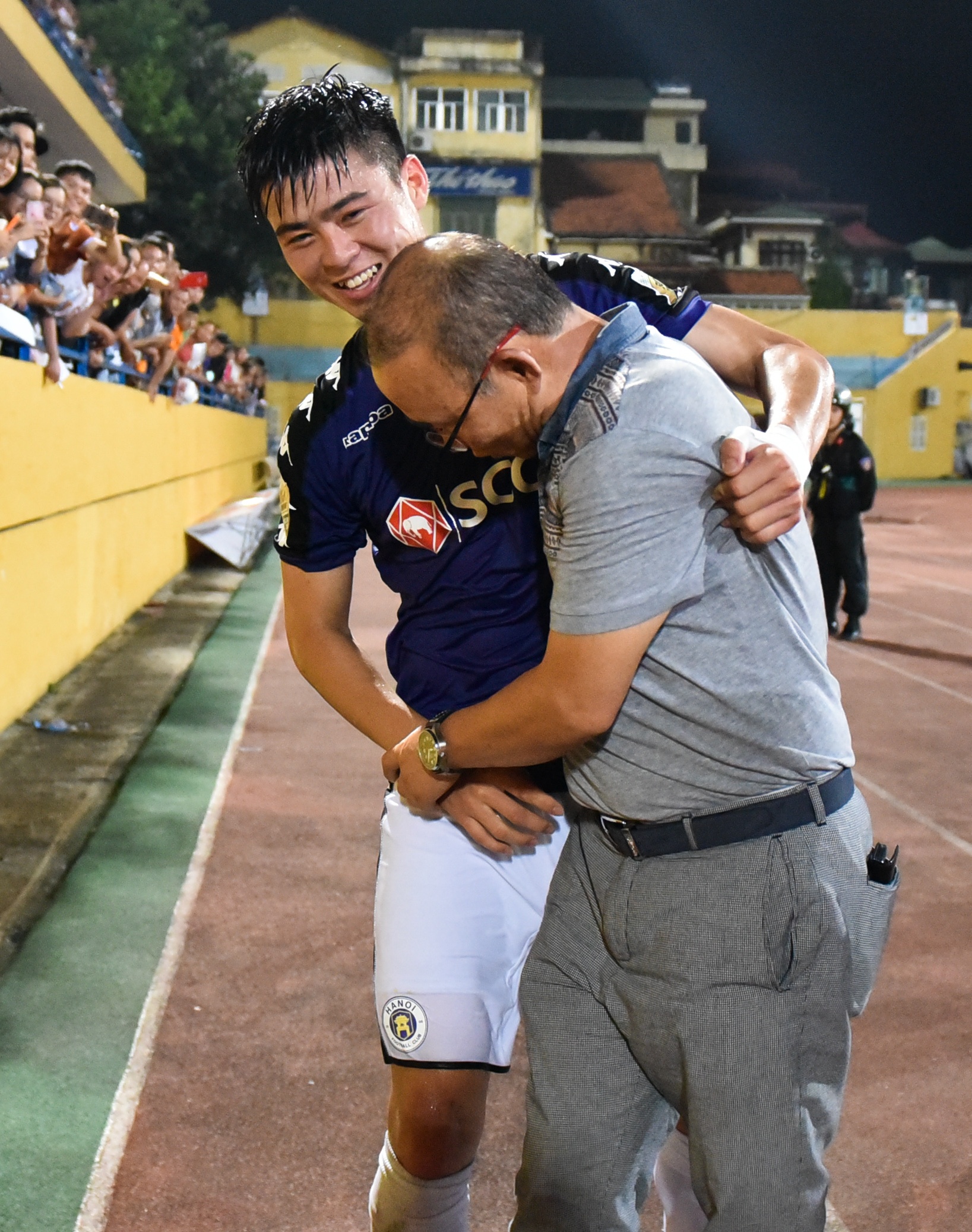 Quang Hai bat tay khan giai sau chien thang anh 7