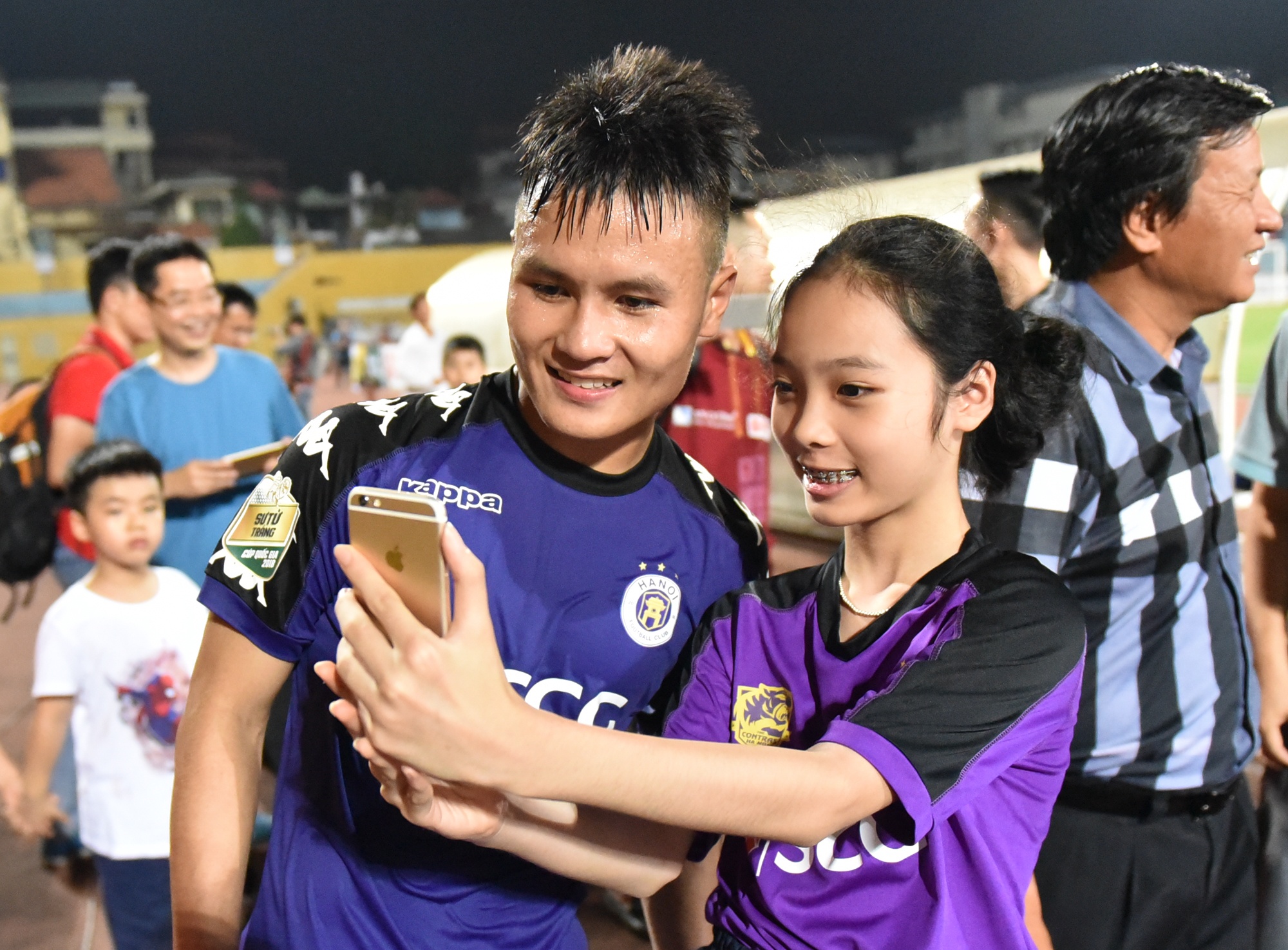 Quang Hai bat tay khan giai sau chien thang anh 8