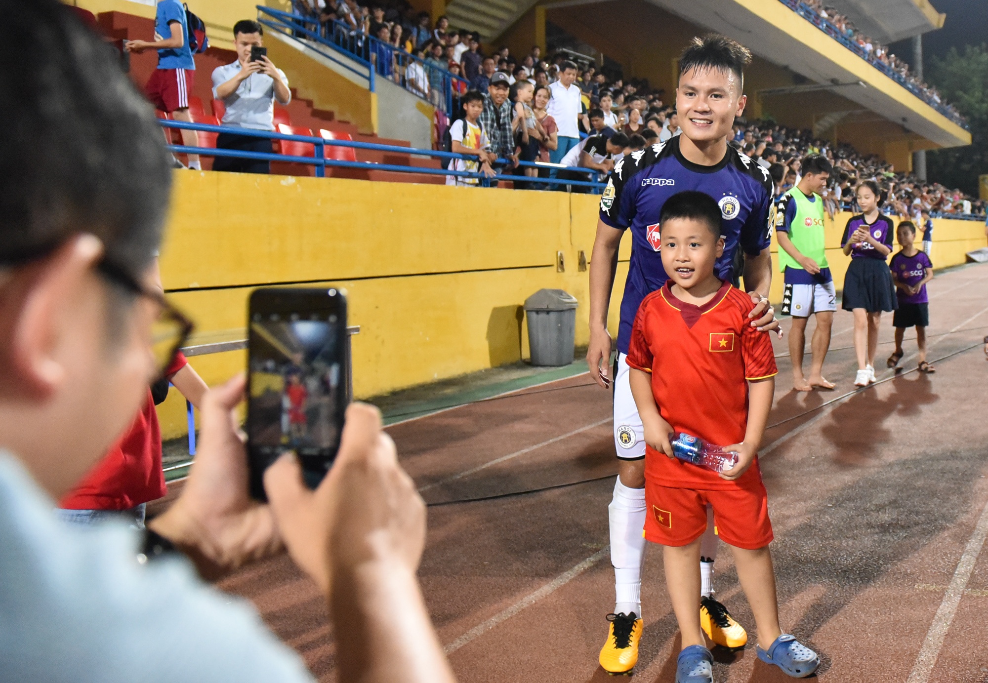 Quang Hai bat tay khan giai sau chien thang anh 9