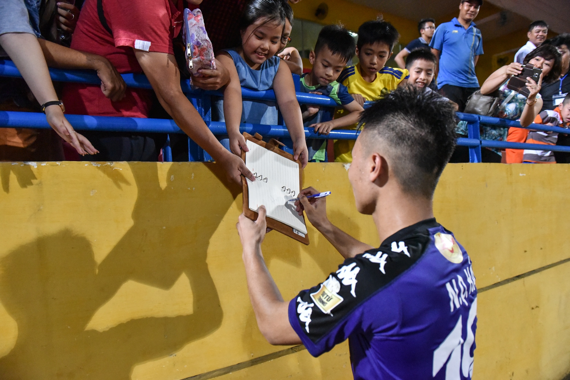 Quang Hai bat tay khan giai sau chien thang anh 10