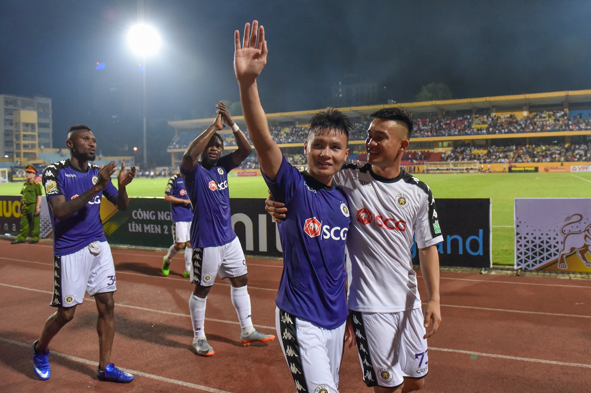 Quang Hai bat tay khan giai sau chien thang anh 2