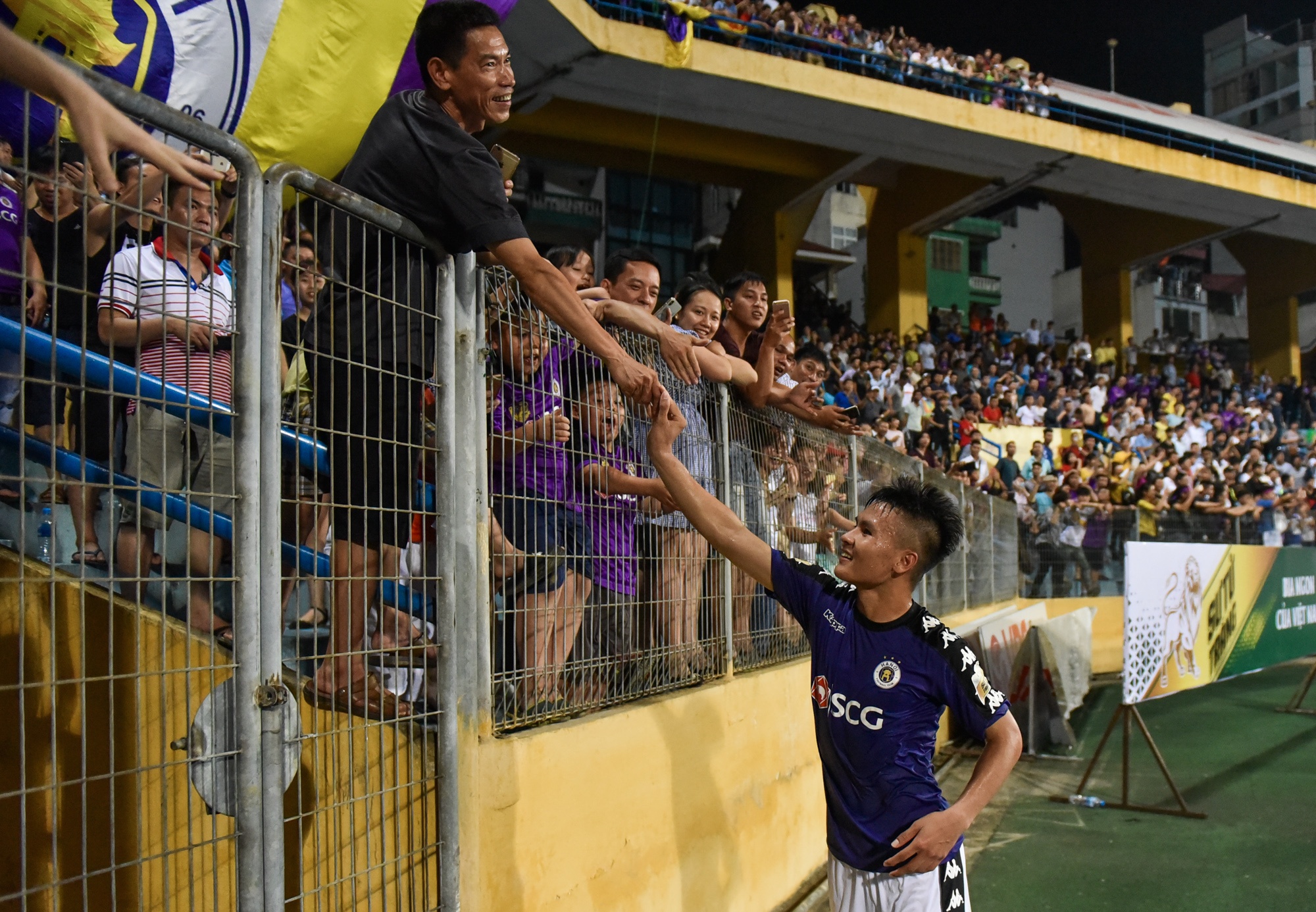 Quang Hai bat tay khan giai sau chien thang anh 3