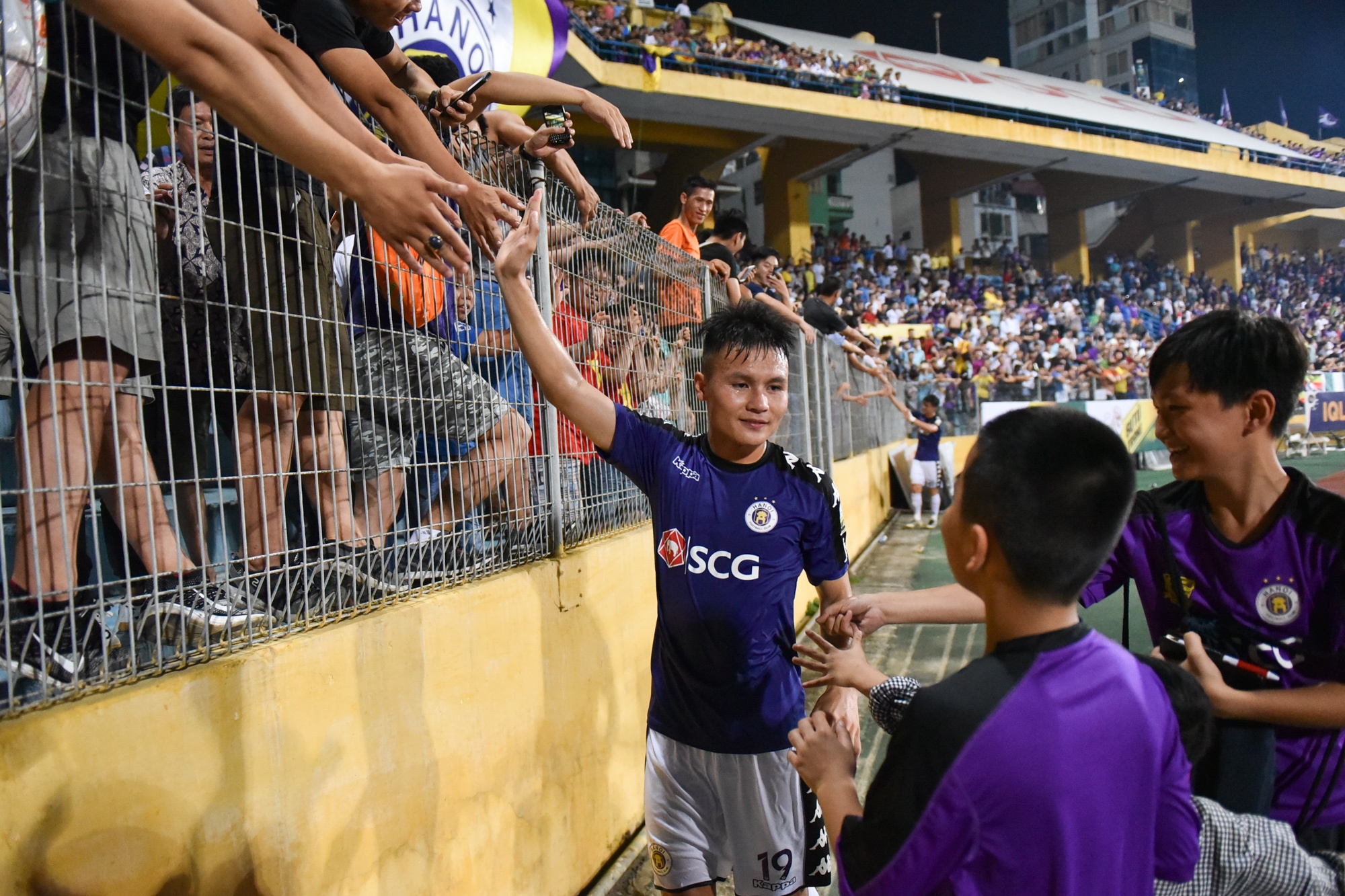 Quang Hai bat tay khan giai sau chien thang anh 4