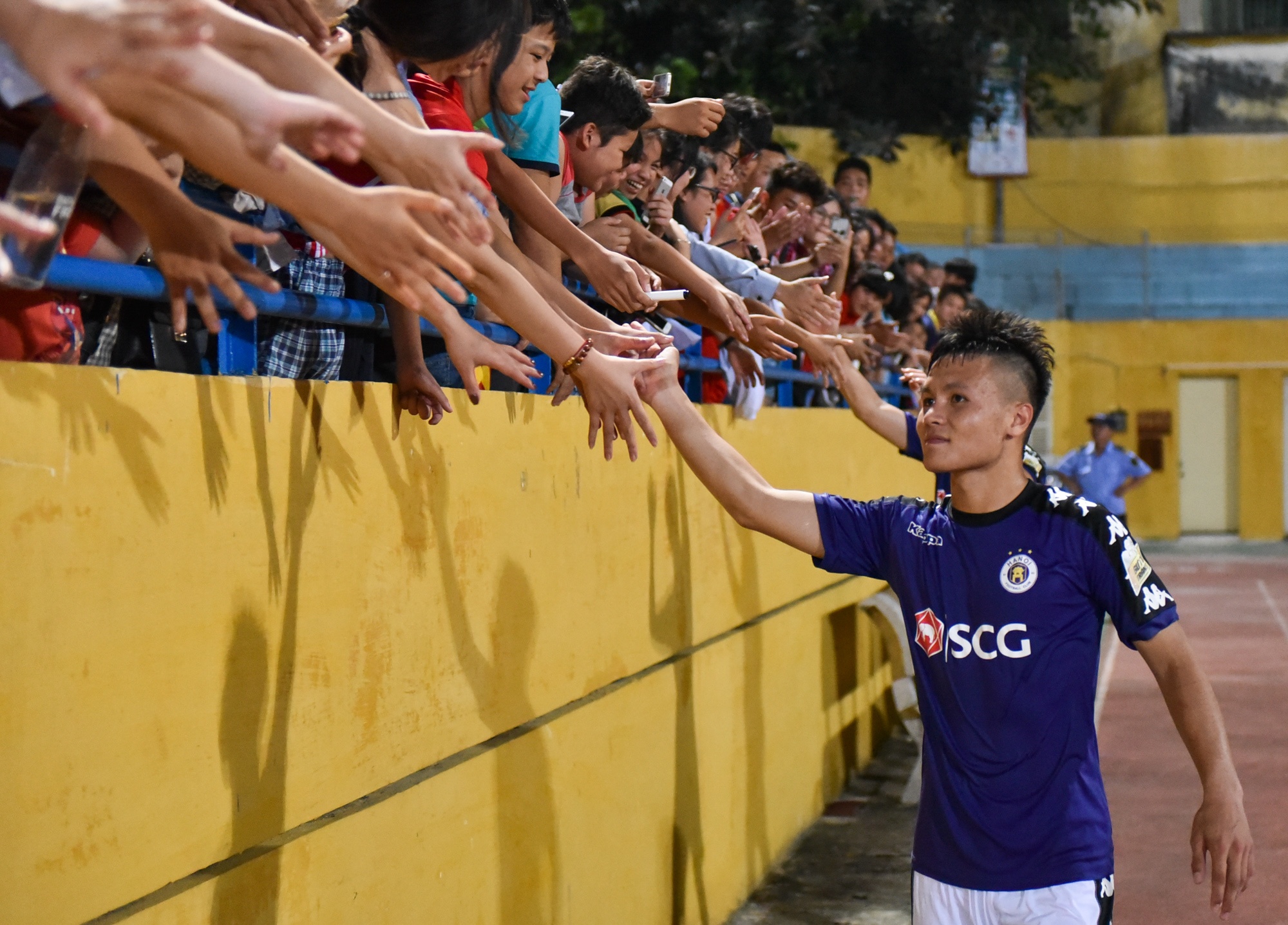 Quang Hai, Duy Manh di quanh san cam on nguoi ham mo hinh anh