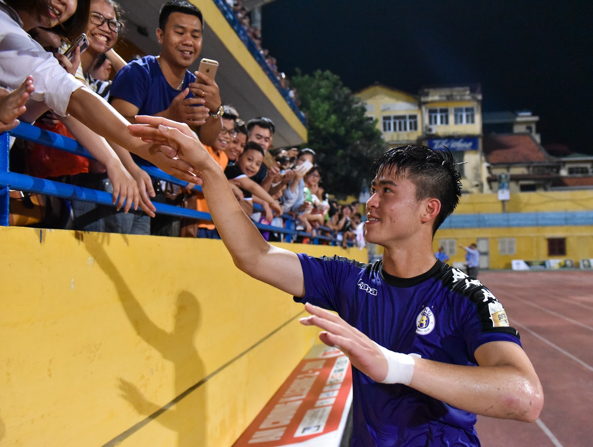 Quang Hai bat tay khan giai sau chien thang anh 5